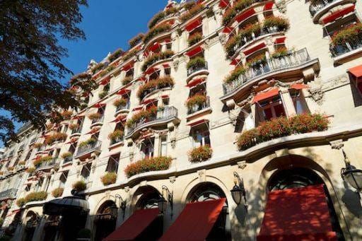 Le Plaza Athénée, l'un des premiers hôtels 5 étoiles emblématiques de Paris à être classé Palace
